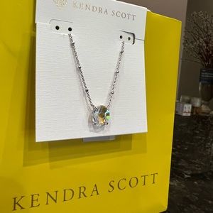 KENDRA SCOTT NWT Beautiful Round Iridescent Stone W/Silver Beaded Chain.